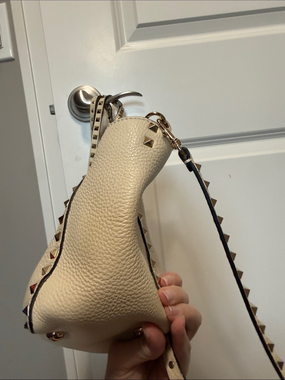 ***Last Call*Valentino Garavani Rockstud Ivory Leather Tote Shoulder Bag Studded - Picture 4 of 9